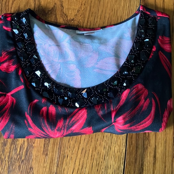 ROZ & ALI LG BLACK & RED BEADED BEAUTY WITH SLANT SLEEVES TUNIC - Picture 5 of 10